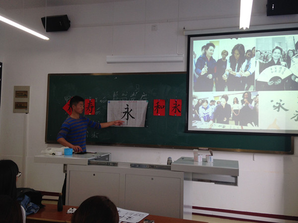 郑珺老师率14中韩开展“弘扬中华文化 放飞中外友情”系列主题团日活动(3)